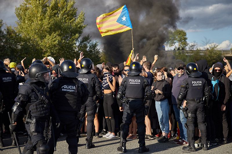 Las Fuerzas de Seeguridad han desalojado a los manifestantes que cortaban el tráfico en la autopista AP-7 en Girona.