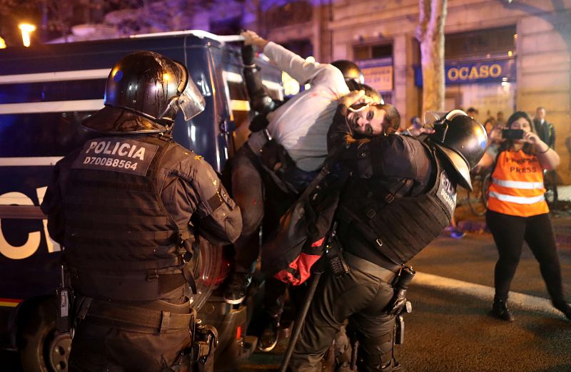 Los Mossos cargan contra los manifestantes que intentan llegar a la Delegación del Gobierno.