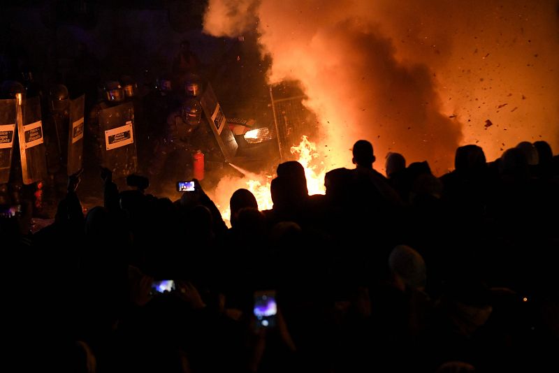 Los independentistas queman mobiliario urbano a las puertas de la Delegación del Gobierno.