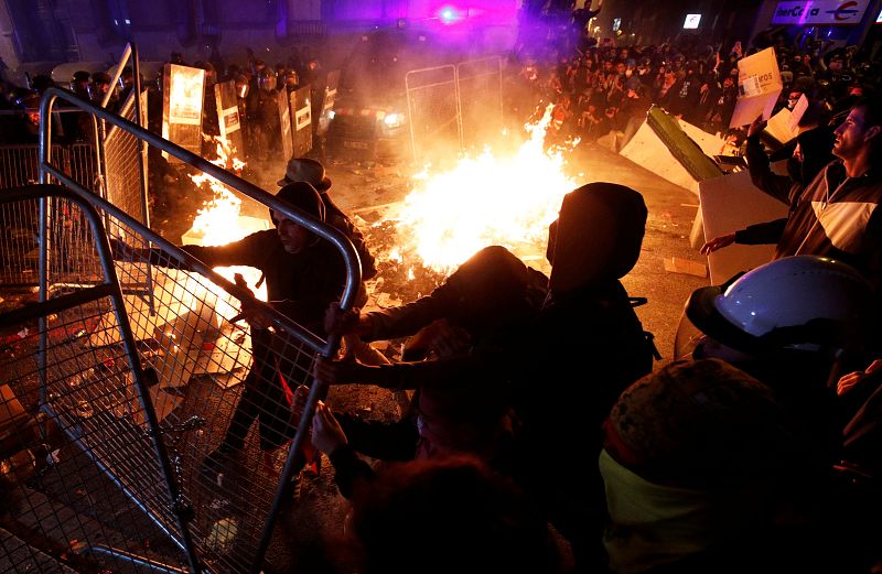 Miles de manifestantes encaran a las Fuerzas de Seguridad en el Paseo de Gracia de Barcelona.