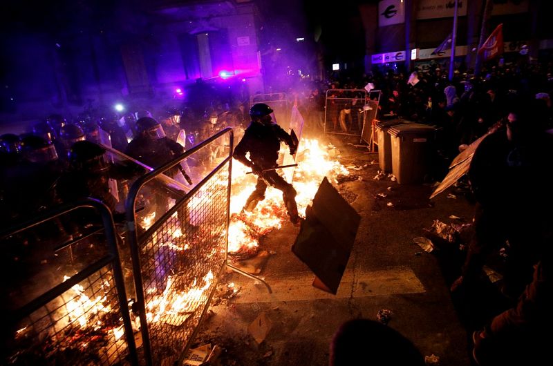 Els Mossos salten les barricades per carregar contra els manifestants