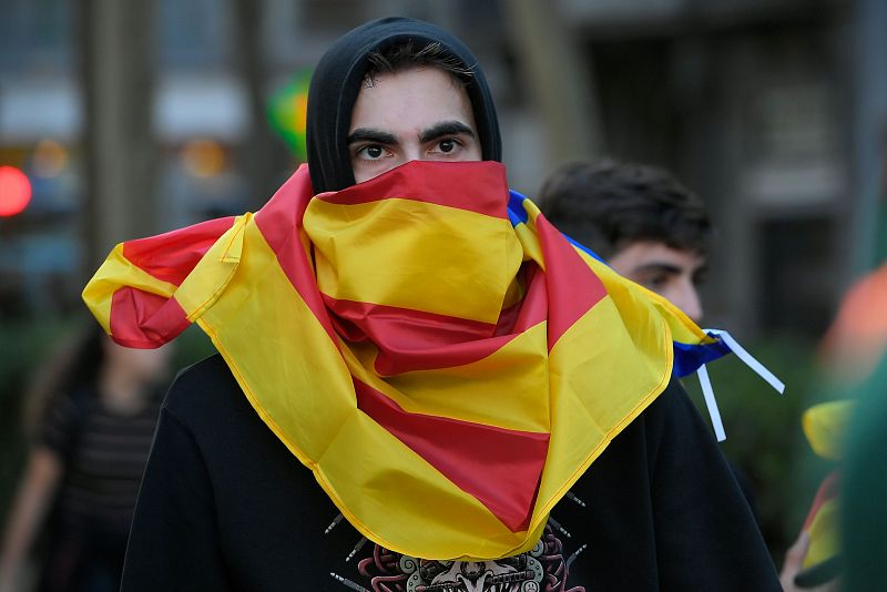 Un manifestante se cubre la cara con una estelada en Barcelona durante la protesta convocada por los CDR. 