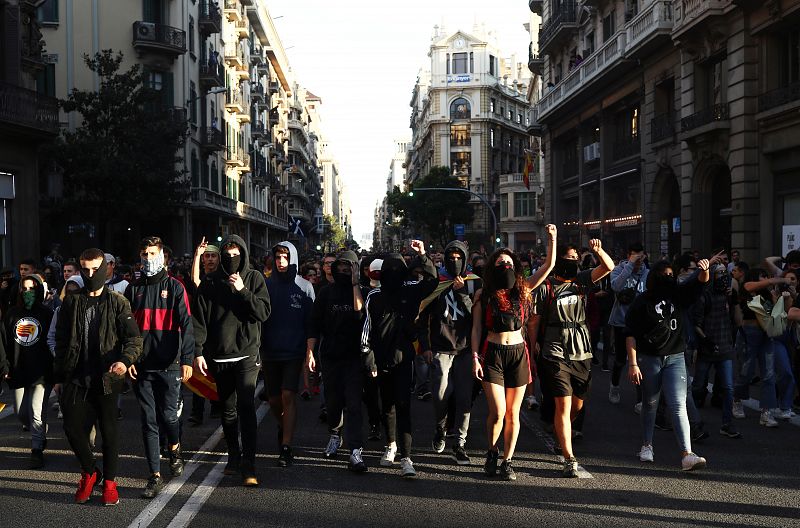 Un grupo de jóvenes se manifiestan en el centro de Barcelona en contra de la sentencia del Tribunal Supremo.