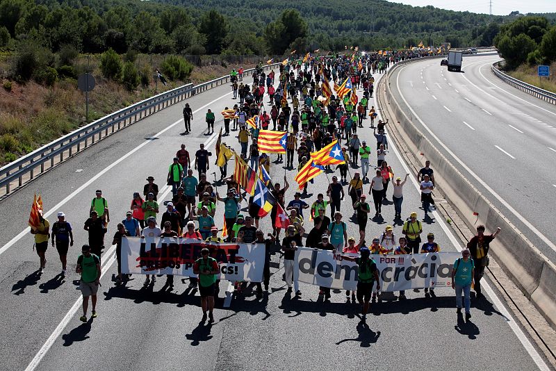 Simpatizantes independentistas que partieron de Tarragona durante el recorrido a la altura de El Vendrell (Tarragona).