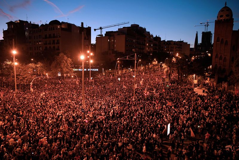 Los independentista se reúnen en el centro de la ciudad en la manifestación convocada por los CDR.