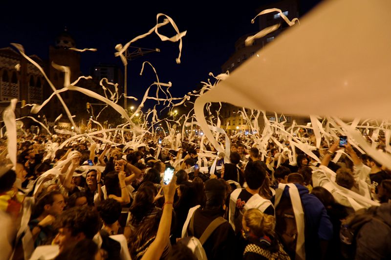 Los manifestantes tiran rollos de papel higiénico durante la protesta en contra del juicio del 'procés'.