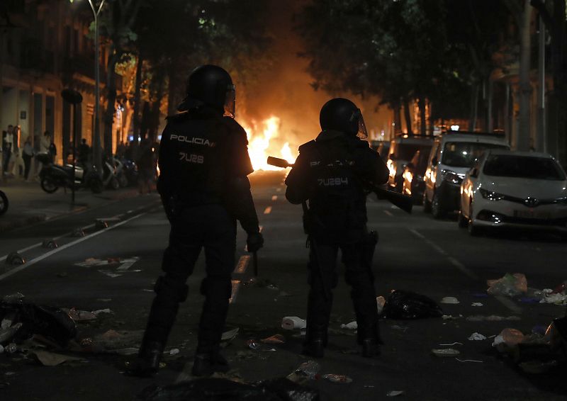 Agentes de la Policia Nacional durante los disturbios que se están produciendo tras la concentración este miércoles.