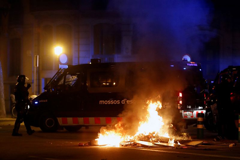 Agentes de los Mossos d'Esquadra durante los disturbios que se están produciendo tras la concentración ante la consellería de Interior en Barcelona.