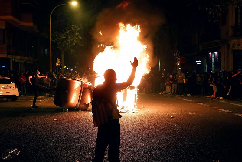 Un manifestante durante los disturbios que se están produciendo tras la concentración este miércoles de miles de personas. 