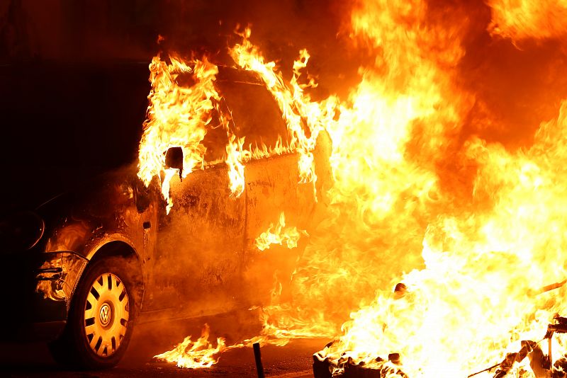 Los indenpendentistas queman coches y contenedores en Barcelona.