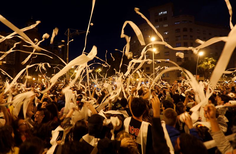 Els manifestants llancen paper de vàter durant la protesta