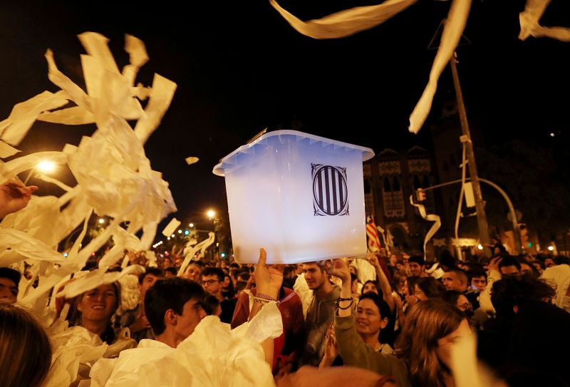 Els ciutadans utilitzen les urnes de l'1-0 durant la protesta