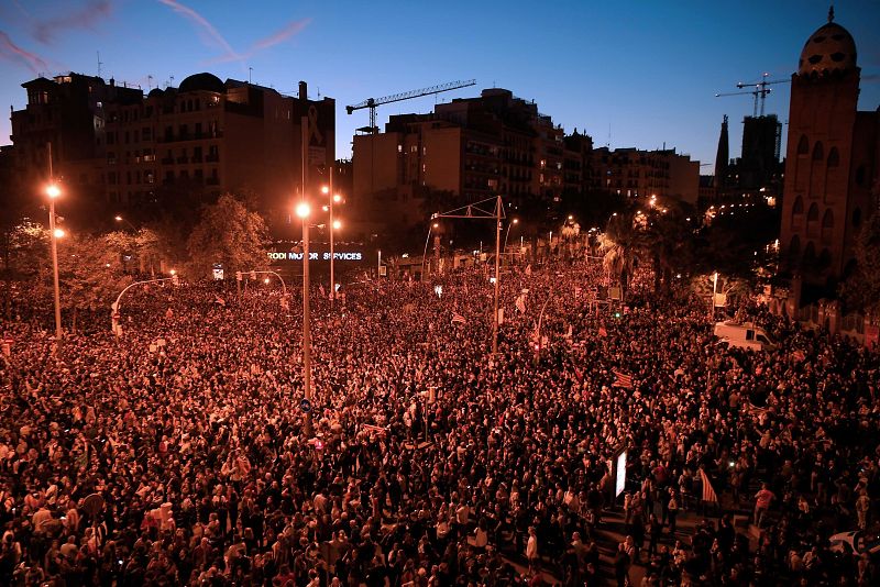 Protesta multitudinària convocada pels CDR al centre de Barcelona