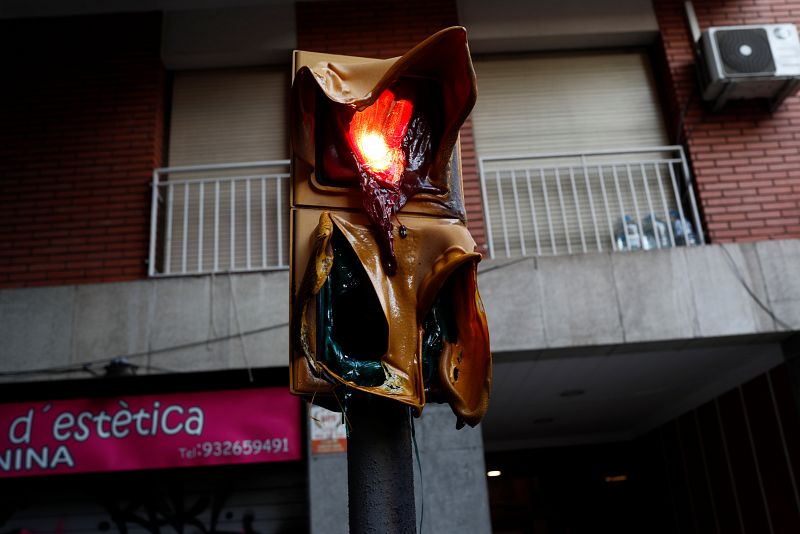 Un semaforo quemado por los altercados de la madrugada del jueves en las calles de Barcelona.