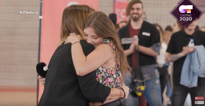 El abrazo de una aspirante a Noemí durante la fase 1 del casting de Operación Triunfo 2020 en Palma de Mallorca