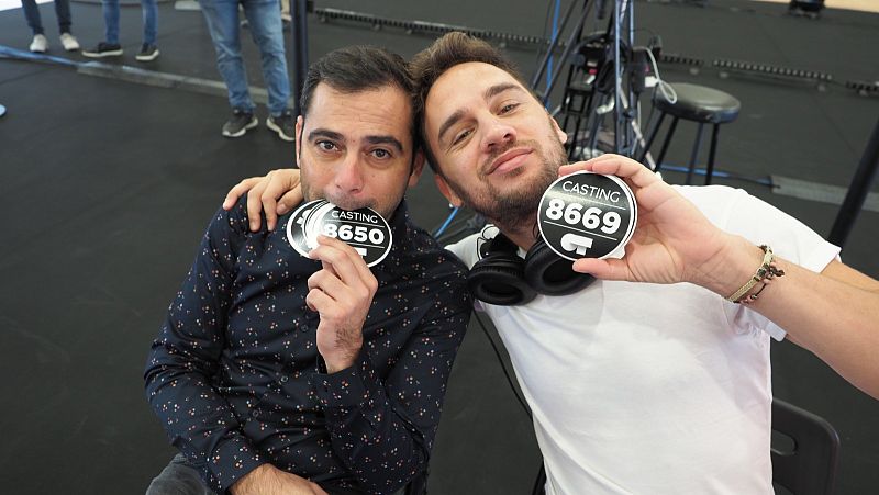 El jurado sujetando las dos primeras pegatinas que van a poner en la fase 1 del casting de OT 2020 en Valencia
