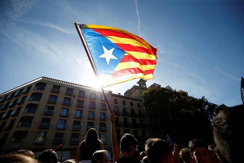 Un manifestante ondea una estelada, en la Plaza de la Universidad de Barcelona, durante las protestas del jueves.