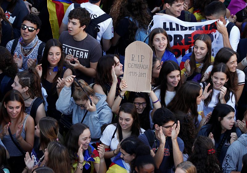 Estudiantes han expresado su protesta a la sentencia del Tribunal Supremo en las calles de Barcelona.