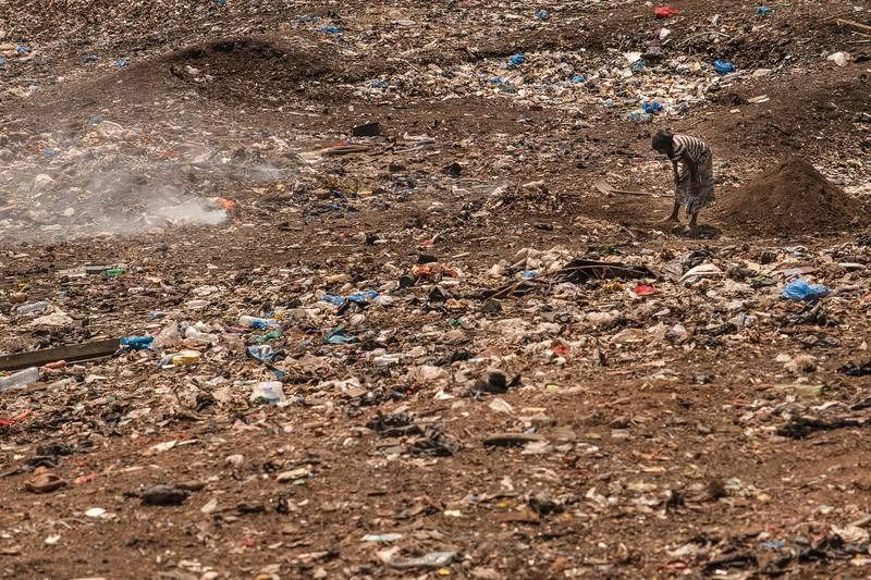 Entre la basura, los olvidados del conflicto étnico de Mali sobreviven por sus propios medios en Faladie, Bamako
