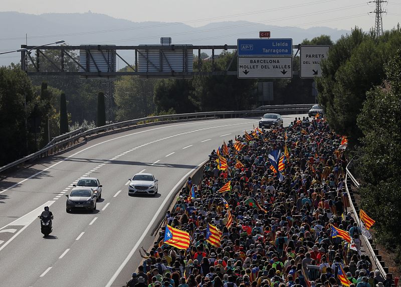 Otra vista de la manifestación a su paso por Parets Del Vallés.