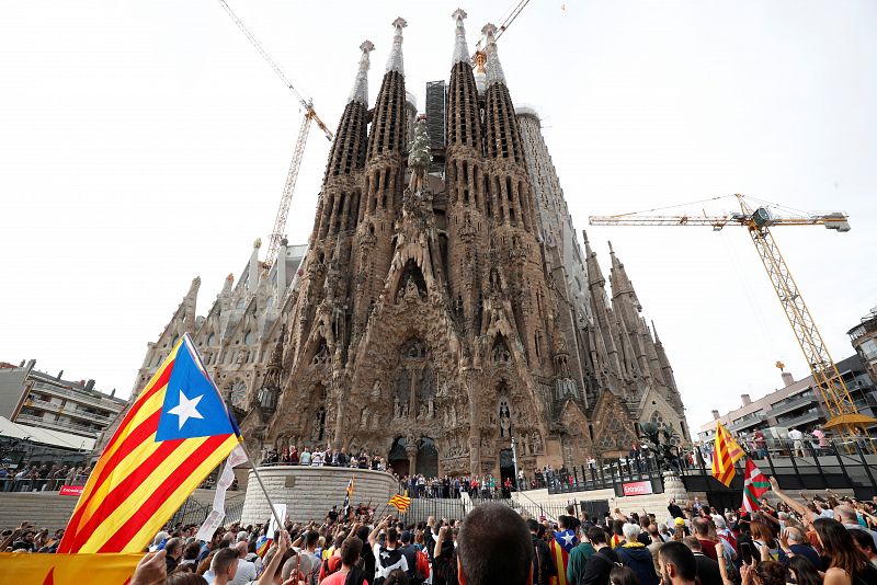 Manifestantes independentistas se concentran alrededor de La Sagrada Familia, uno de los monumentos mñas emblemáticos de Barcelona, durante la huelga general.