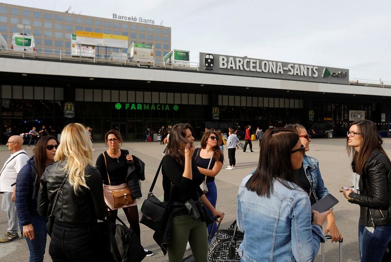 Pasajeros aguardan frente a la estación de tren de Sants, en Barcelona.
