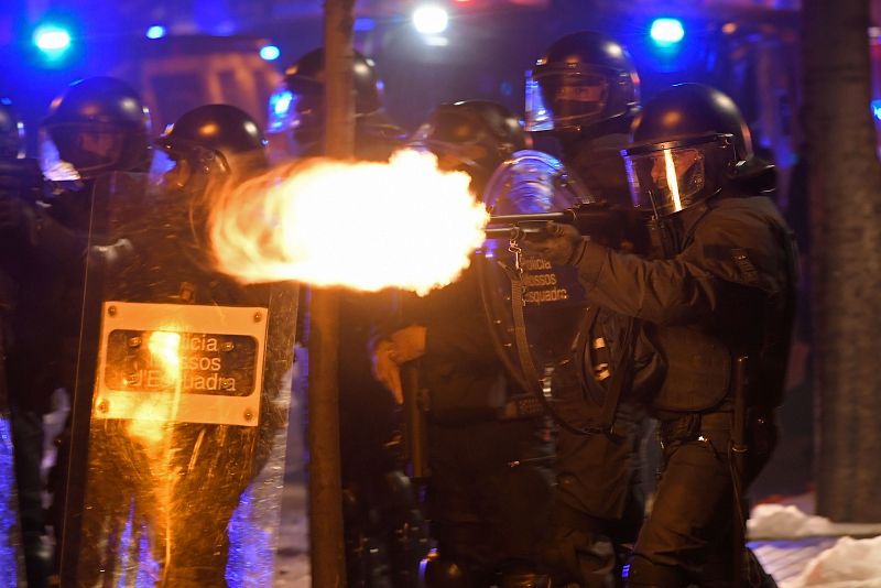 Els cossos policials carreguen contra els manifestants al centre de Barcelona