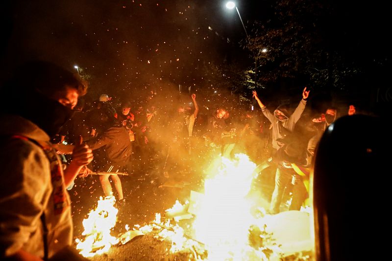 Els concentrats fan barricades en la tercera nit d'aldarulls al centre de Barcelona