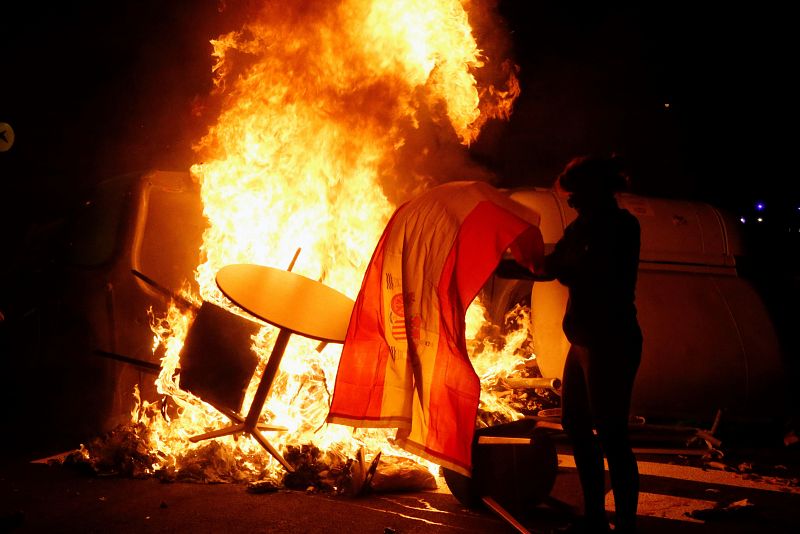 Els manifestants fan barricades després de la concentració pacífica convocada pels CDR