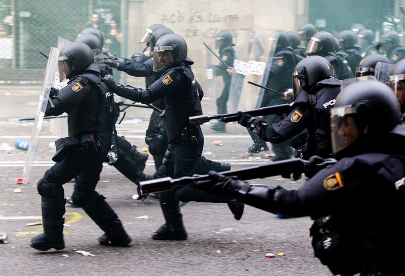 Agentes antidisturbios durante las protestas que se están produciendo ante la comisaria de la Policía Nacional de Via Laietana, en Barcelona.