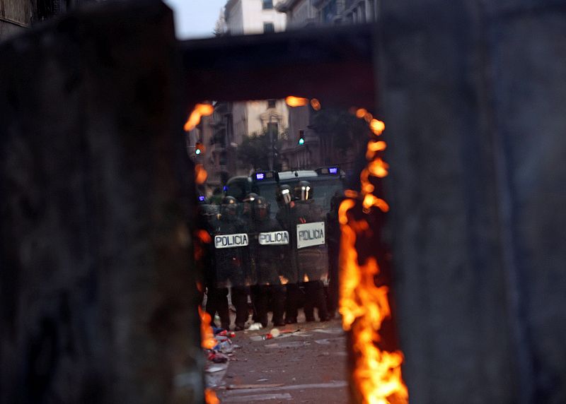 Agentes antidisturbios durante las protestas que se están produciendo ante la comisaria de la Policía Nacional de Via Laietana, en Barcelona.