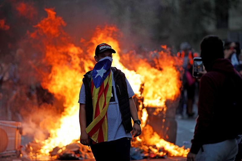 Manifestantes durante las protestas que se están produciendo ante la comisaria de la Policía Nacional de Via Laietana, en Barcelona.