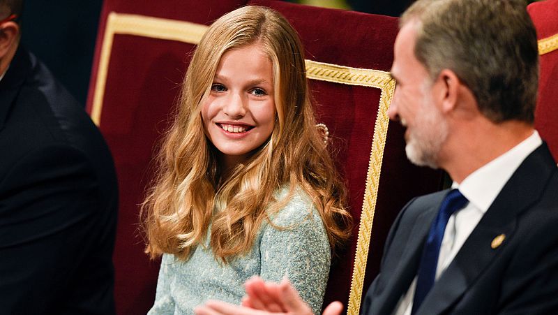 El rey Felipe VI aplaude a la princesa Leonor durante la ceremonia de entrega de los Premios Princesa de Asturias