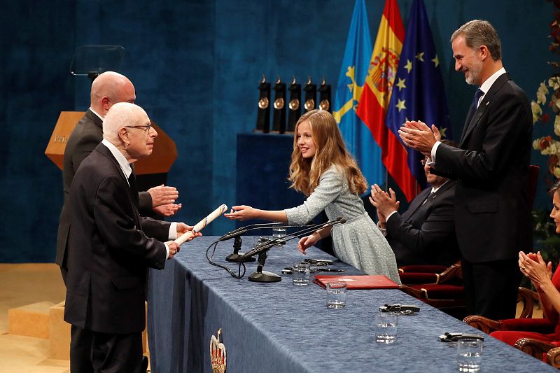 La princesa Leonor entrega el Premio Princesa de Asturias de las Artes al dramaturgo británico Peter Brook.