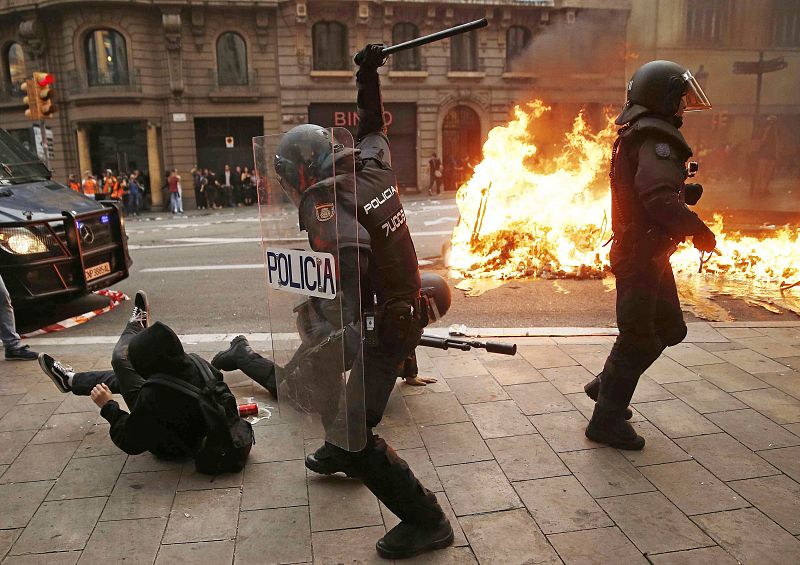 Policías antidisturbios y manifestantes durante los incidentes que se están produciendo en Barcelona.