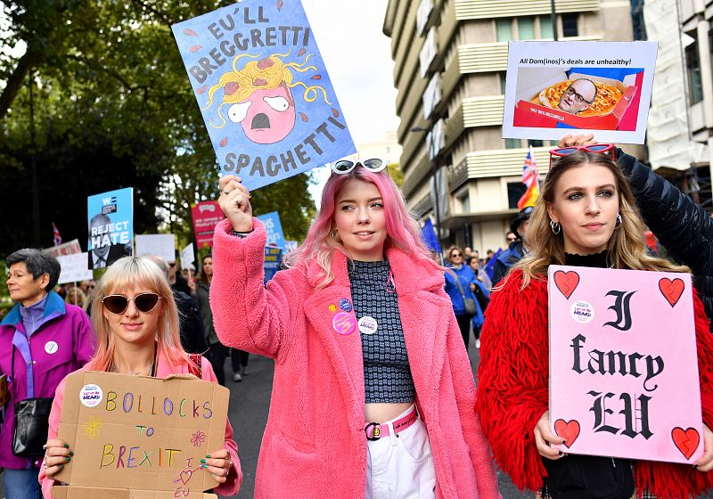 Manifestantes portan carteles a favor de la UE
