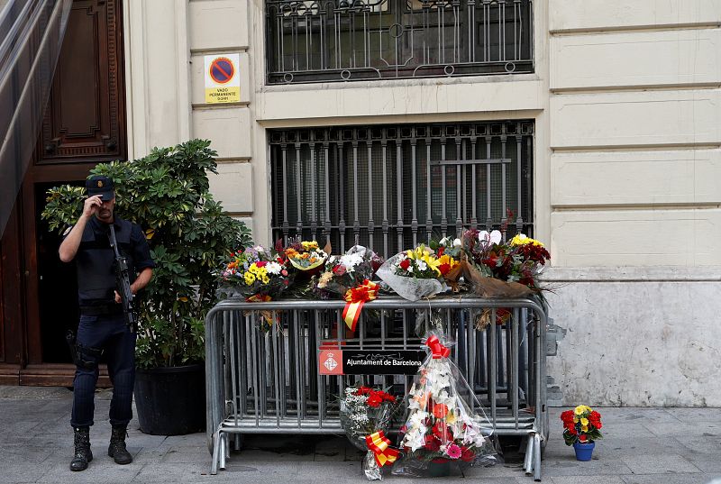 Algunos ciudadanos se han acercado a la Jefatura de Policía para agradecerles su labor durante estos días de protestas en la ciudad.