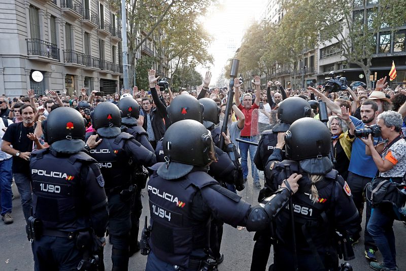 Agentes de la Policía Nacional tratan de dispersar a los centenares de personas que se están concentrando en la plaza de Urquinaona en una nueva protesta.