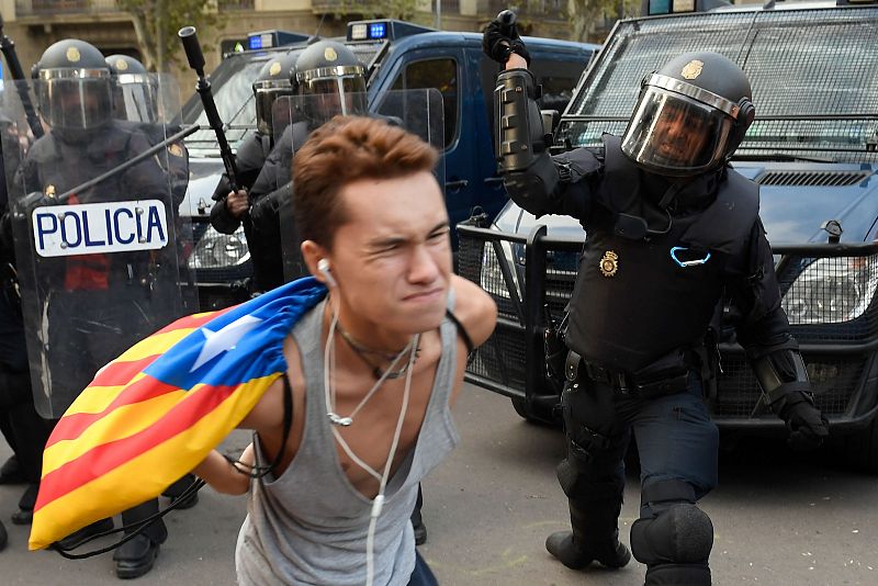 Manifestantes se concentran en la plaza de Urquinaona en contra de la sentencia del 'procés'.