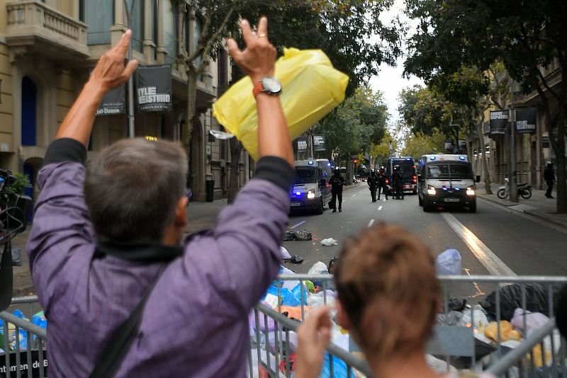 Un manifestante arroja una bolsa de basura frente a la Policía durante la protesta convocada por "Picnic para la República".