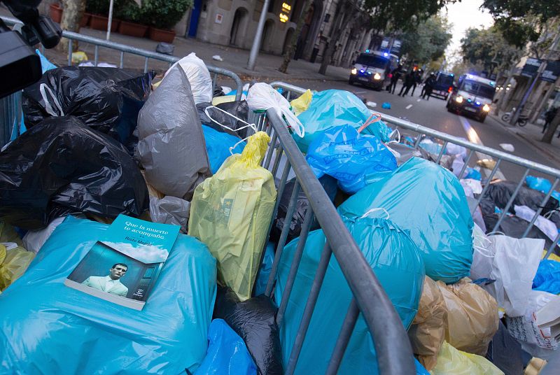 Centenares de personas han secundado la convocatoria de "Pícnic per la República" y han arrojado bolsas de basura rellenas de papel.