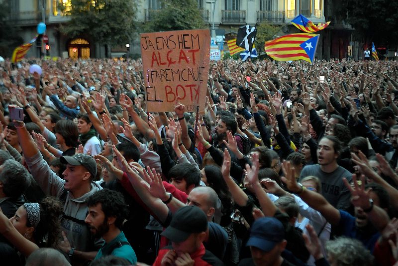 "Mossos d'esquadra botiflers", es lo que gritan los manifestantes concentrados esta tarde cerca de la Delegación del Gobierno en Barcelona,