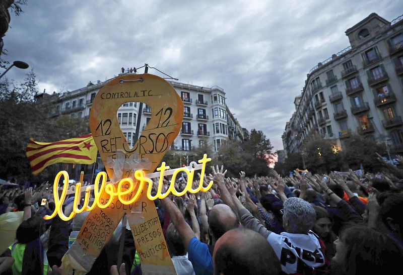 Manifestantes han secundado la convocatoria de "Pícnic per la República" y han arrojado bolsas de basura, en su mayoría rellenas de papel.