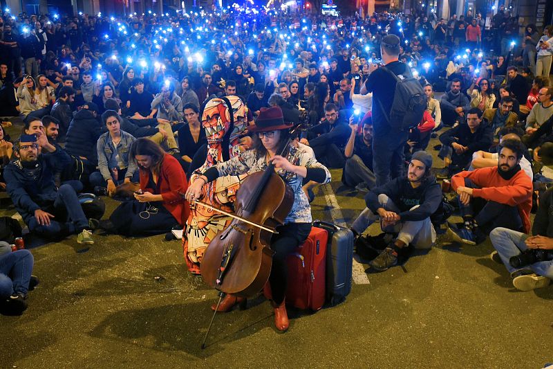 Una mujer toca el chelo durante la manifestación en frente de la Jefatura de Policía en Barcelona.