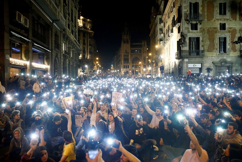 Varios miles de manifestantes independentistas se han concentrado frente a la Jefatura Superior de Policía de Barcelona, en la Via Laietana.