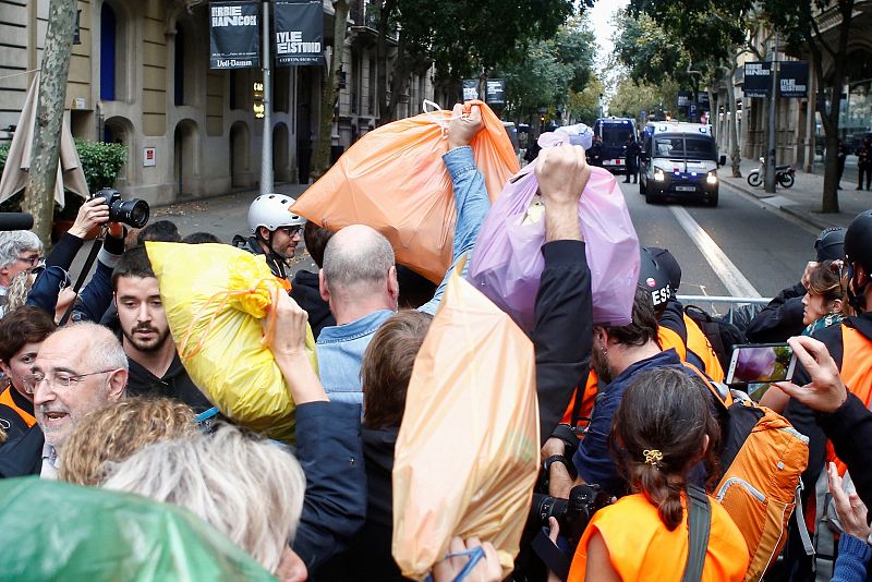 Els manifestants s'apleguen davant la Delegació del Govern a Barcelona i llancen les bosses d'escombraries