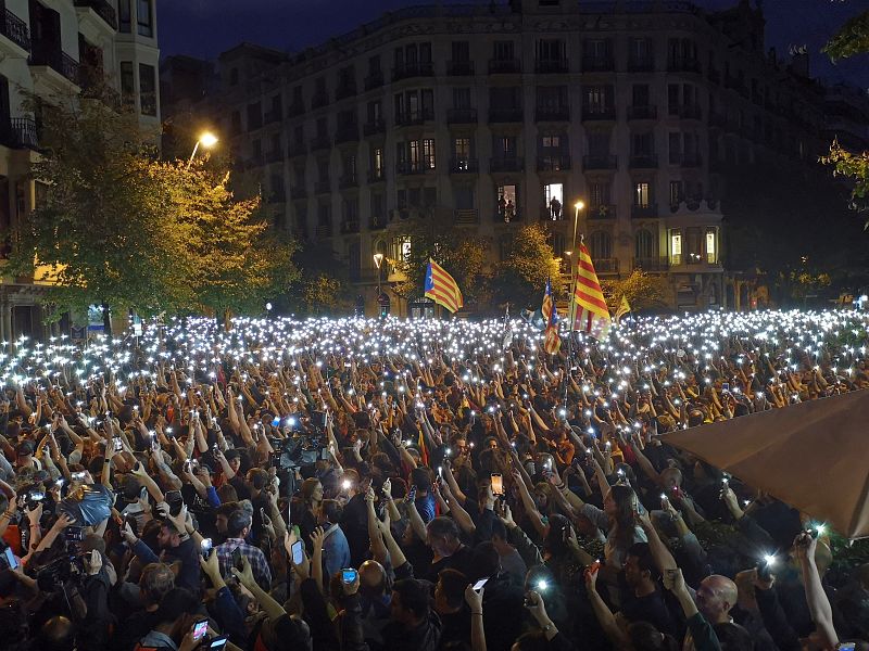 Els manifestants es concentren davant la Jefatura Superior de Policia