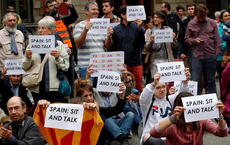 Els manifestants porten pancartes que demanen a Pedro Sánchez que s'assegui i parli