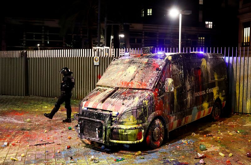 Els manifestants llancen pintura a un dels furgons de Mossos