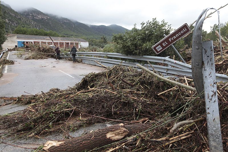 Aspecto de un puente sobre el río Francolí, a su paso por la población de Vilaverd (Tarragona)